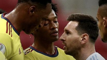 Yerry Mina habló de su cruce con Lionel Messi 