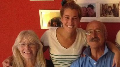 La tristeza de Dani la Chepi por la muerte de su padre