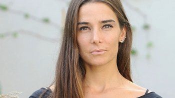 Juana Viale deslumbra con look vintage: brillos y tonos chocolate