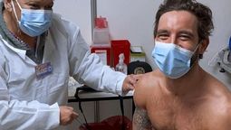 Agustín Sierra se quitó la remera para vacunarse y lo criticaron