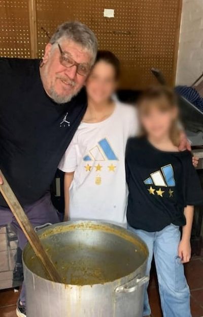 El papá de Mauro Icardi vende locro y empanadas para el 25 de Mayo