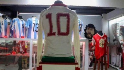 Donan exótica camiseta de Maradona  a Museo de Argentinos