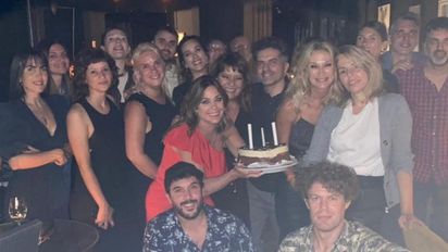 Yanina Latorre celebrando entre amigos