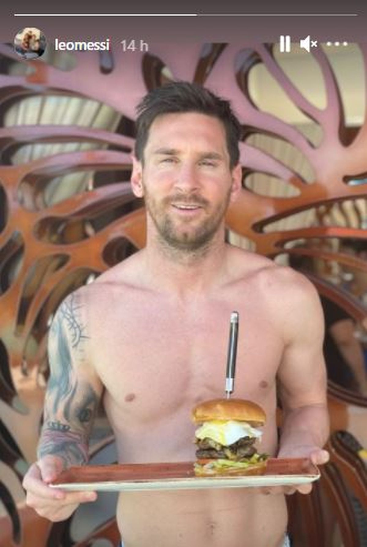 Esta es la foto que Lionel Messi compartió junto a la hamburgesa 