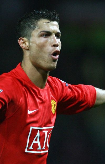 Cristiano Ronaldo podría recibir 20 millones de Euros al año si se va al Manchester United Cristiano Ronaldo podría recibir 20 millones de Euros al año si se va al Manchester United