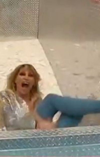 La desopilante y peligrosa caída de Vicky Xipolitakis al aire La desopilante y peligrosa caída de Vicky Xipolitakis al aire