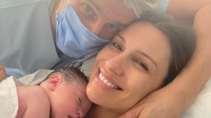 Pampita compartió las fotos de su parto