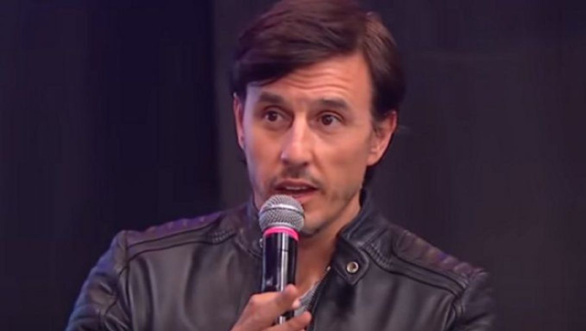 Roberto García Moritán muestra su rutina de skin care y afeitado en TikTok