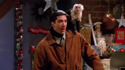 David Schwimmer junto a Marcel en una escena de la serie Friends 