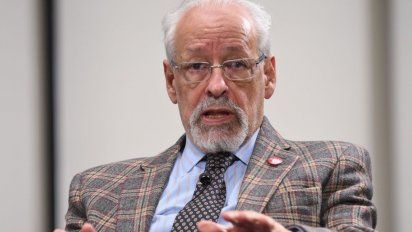 Horacio Verbitsky se vacunó en el Ministerio de Salud 