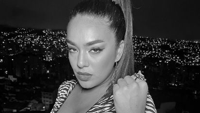 A Ángela Leiva le tiraron un preservativo en pleno show, y ella lo enfrentó