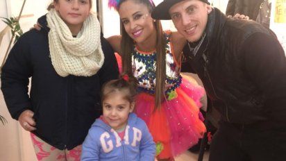 El Polaco fue al teatro y llevó a sus dos hijas en su primera salida de soltero