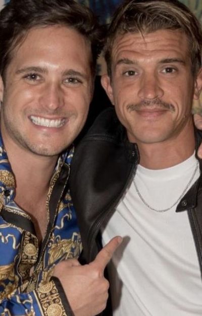 Ex manager de Luis Miguel quiere demandar la serie por calumnias y grave situación familiar. Ex manager de Luis Miguel quiere demandar la serie por calumnias y grave situación familiar.