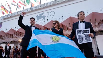 El Chino Darín protagonizó un emotivo momento con la bandera argentina en el Festival de Venecia