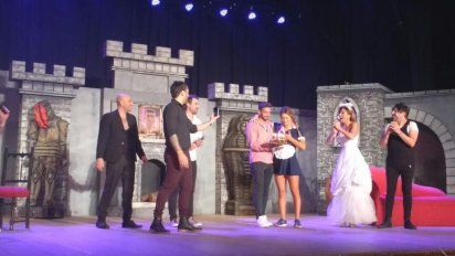 Flor Vigna festejó su cumpleaños sobre el escenario, y su novio fue el regalo sorpresa