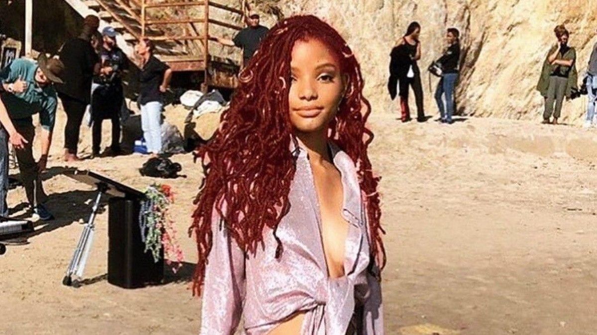 la actriz Halle Bailey tenía 18 años cuando comenzó el rodaje de la cinta de Disney La Sirenita. Ahora tiene 21 la actriz Halle Bailey tenía 18 años cuando comenzó el rodaje de la cinta de Disney La Sirenita. Ahora tiene 21
