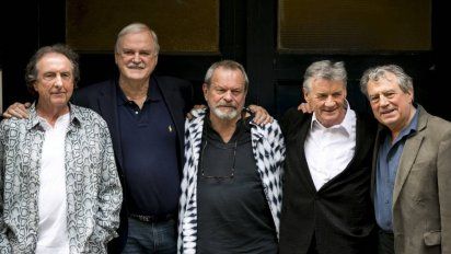 Uno de los Monty Python es acusado de transfobia 