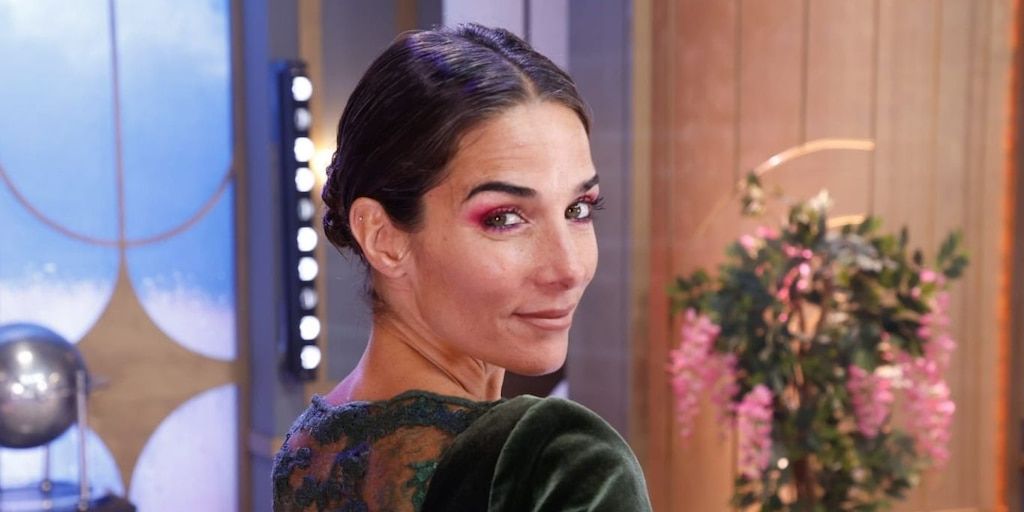 Juana Viale lució un impactante look de terciopelo verde y transparencias en su programa