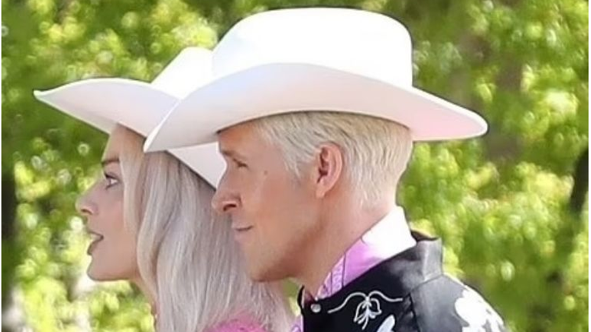 Margot Robbie y Ryan Gosling aparcen como Barbie y Ken vaqueros