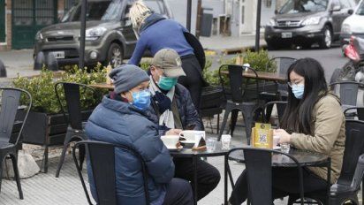 Coronavirus: Reabren bares y restaurantes porteños con mesas al aire libre