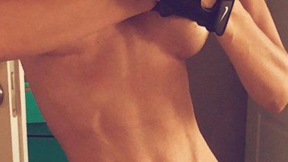 Impactante imagen: mira de quién es esta foto, que recibió fuertes críticas por su extrema delgadez