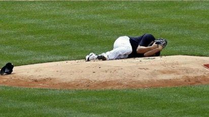 Tanaka, jugador de béisbol, quedó en el suelo por unos segundos y luego salió caminando 